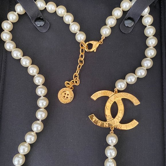 CHANEL 23A ICONIC BIG GOLD CC LOGO PEARL NECKLACE BUTTON CHARM - Picture 5 of 12